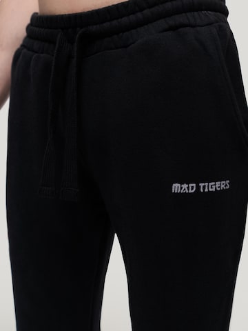 MAD TIGERS Wide Leg Bügelfaltenhose in Schwarz