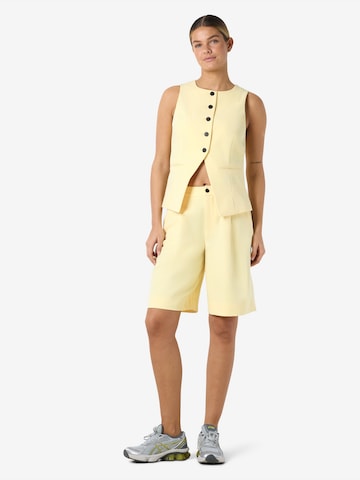 Vestă 'NMMAILE' de la Noisy may pe galben