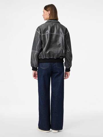 Veste mi-saison 'PCFEMMA' PIECES en noir