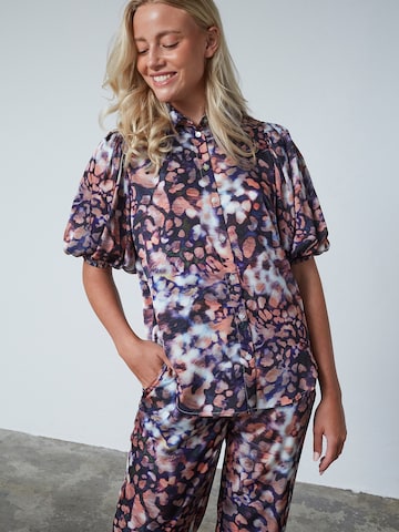 SISTERS POINT Blus 'ELLA-SH61' i blå: framsida