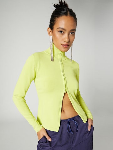 Bella x ABOUT YOU Between-Season Jacket 'Blanca' in Green: front