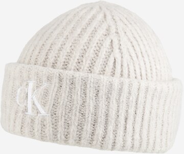 Calvin Klein Jeans Beanie in White: front