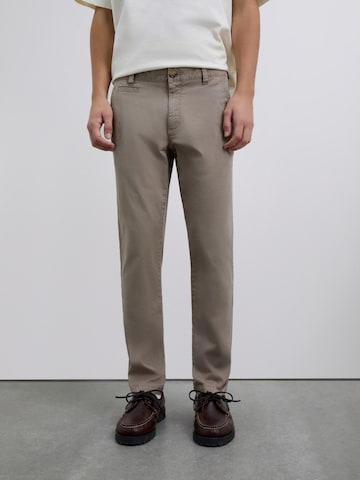 Regular Pantalon chino Scalpers en marron