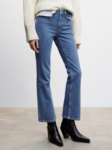 MANGO Flared Jeans 'Carmela' i blå: framsida