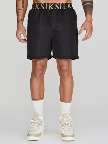 SikSilk Badeshorts in Schwarz: Vorderseite