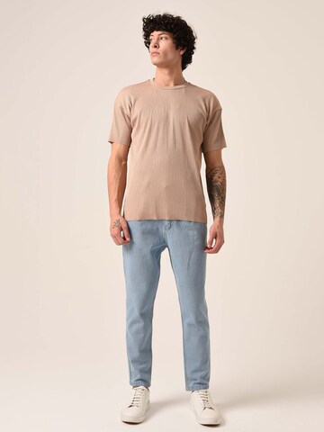 Tricou de la Antioch pe bej