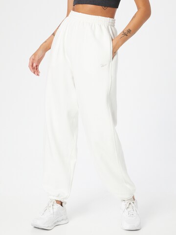 Reebok Tapered Παντελόνι φόρμας σε λευκό: μπροστά