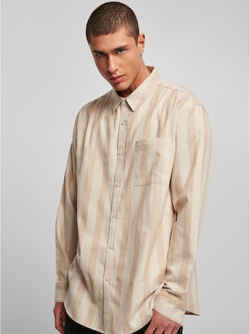 Coupe regular Chemise Urban Classics en beige : devant