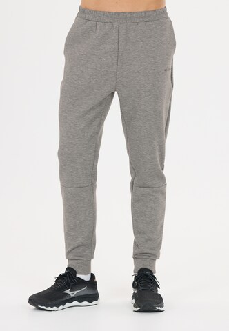 Virtus Loosefit Sweathose 'Taro V2' in Grau: Vorderseite