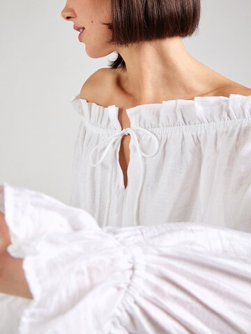 Gina Tricot Μπλούζα σε λευκό