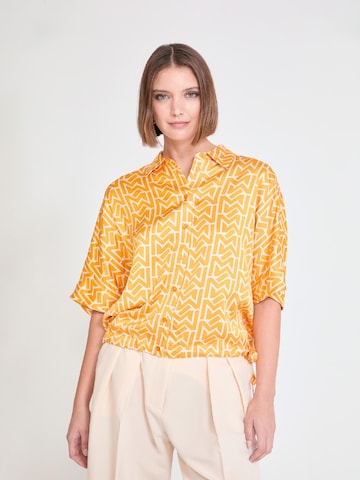 Lola Casademunt Blus i gul: framsida