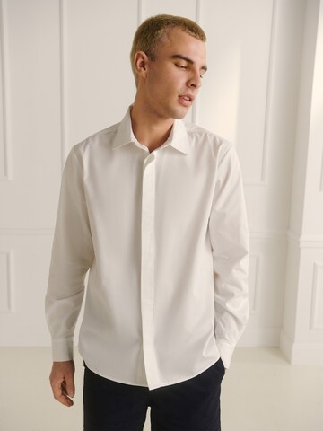 Guido Maria Kretschmer Men Regular fit Button Up Shirt 'Fernando' in White: front
