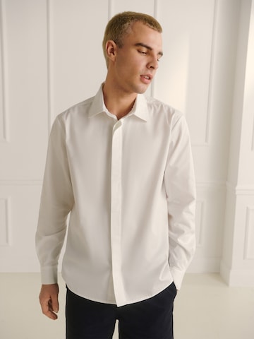 Coupe regular Chemise 'Fernando' Guido Maria Kretschmer Men en blanc : devant