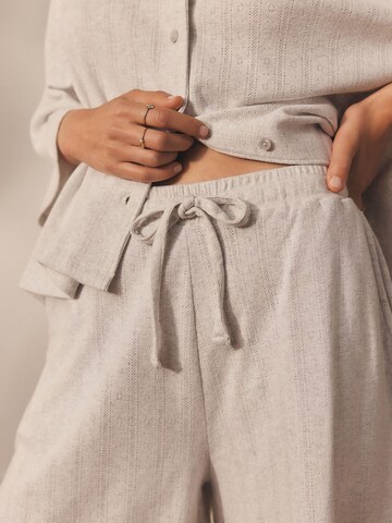 Pijama de la Next pe gri