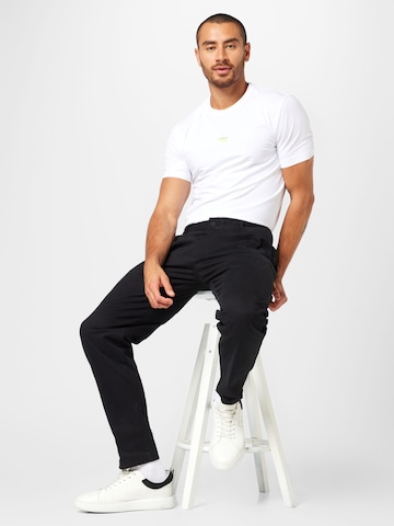 Calvin Klein Normální Kalhoty se sklady v pase – černá