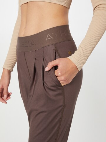 Athlecia Tapered Sportbroek 'Beastown' in Bruin