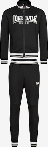 LONSDALE Juoksupuku ' POOLEWE ' värissä musta: etupuoli