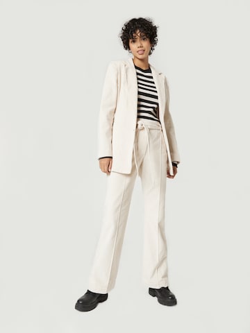 Bootcut Pantalon 'Ashley' A LOT LESS en blanc