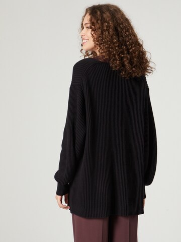 A LOT LESS Sweter 'Emmy' w kolorze czarny
