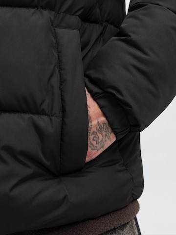 Geacă de iarnă 'JJMAZE' de la JACK & JONES pe negru