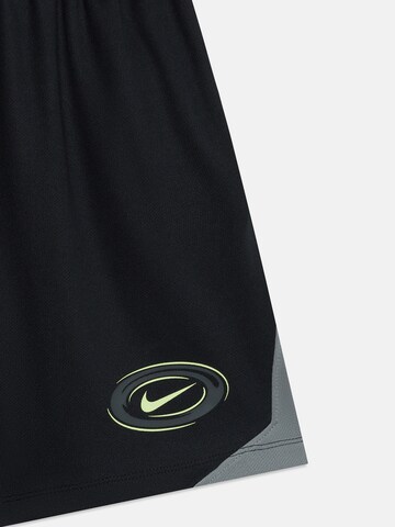 regular Pantaloni sportivi di NIKE in nero