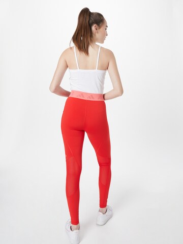 ADIDAS SPORTSWEAR - Skinny Calças de desporto 'Techfit Badge Of' em vermelho