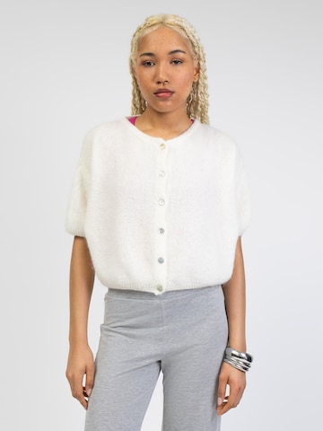 BROKE + SCHÖN Knit Cardigan in White: front