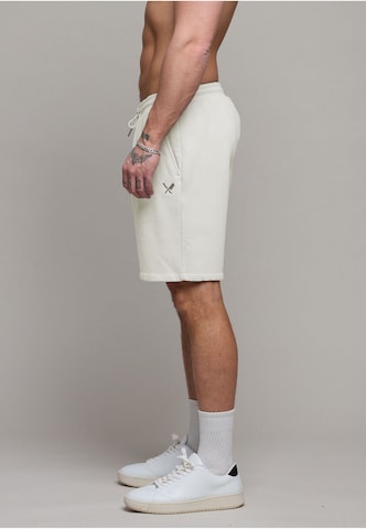 Distorted People Regular Shorts in Weiß