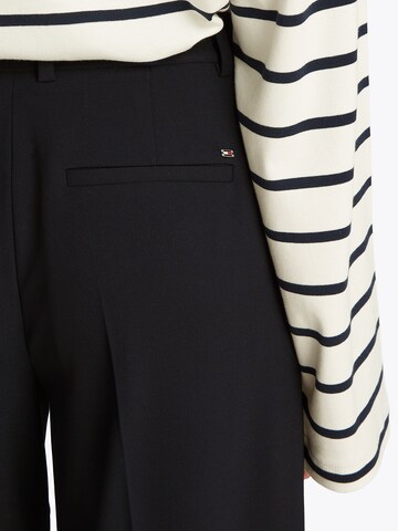 Wide leg Pantaloni con piega frontale di TOMMY HILFIGER in nero