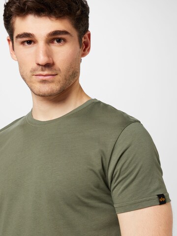 ALPHA INDUSTRIES Bluser & t-shirts i grøn