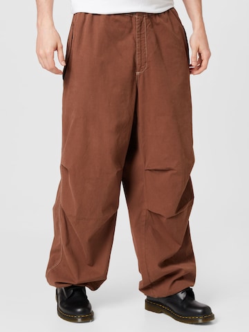BDG Urban Outfitters Lużny krój Spodnie w kolorze brązowy: przód