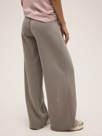 regular Pantaloni 'CALICE regular wide graphic sweat pants' di FILA in grigio