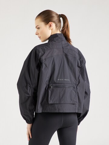 NIKE Trainingsjacke in Schwarz