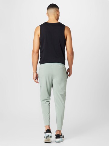 NIKE Tapered Sportbroek in Groen