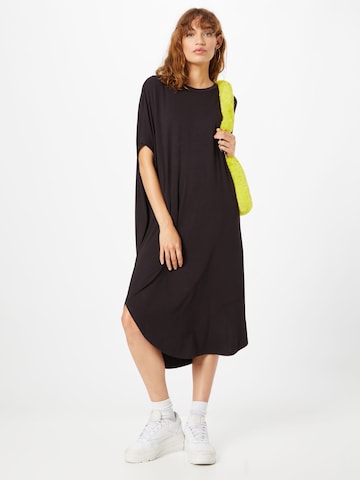 Rochie de la Monki pe negru