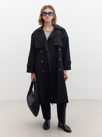MANUKA Between-seasons coat in Black: front