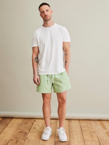 DAN FOX APPAREL Badshorts 'Ole' i grön