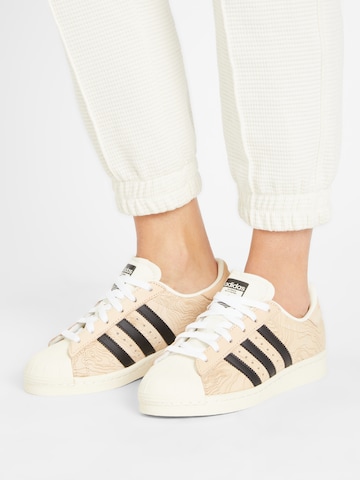 ADIDAS ORIGINALS - Zapatillas deportivas bajas 'Superstar 82' en beige: frente