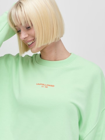 UNFOLLOWED x ABOUT YOU - Sudadera 'HUNGRY' en verde