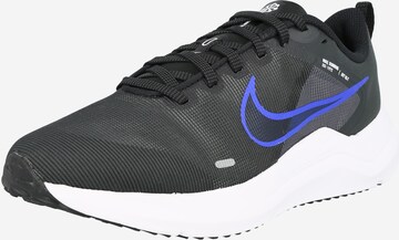 NIKE Springsko 'Downshifter 12' i svart: framsida