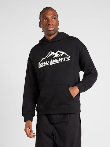 Low Lights StudiosSweater majica 'Mountain' - crna boja: prednji dio