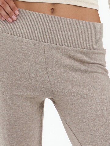 Flared Leggings 'Gamaschen' di Busem in grigio