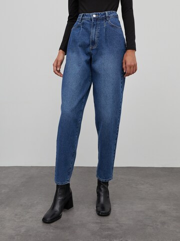 Tapered Jeans 'Rina' di EDITED in blu: frontale