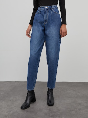 EDITED Tapered Jeans 'Rina' i blå: framsida