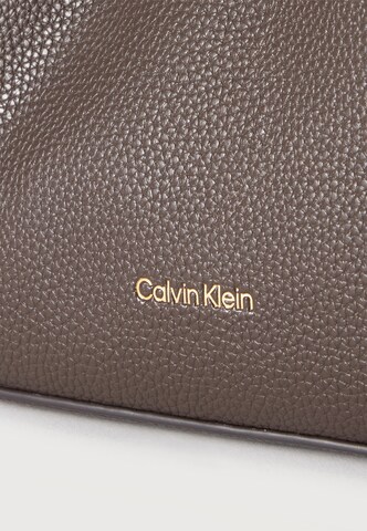 Calvin Klein - Mala de ombro em castanho