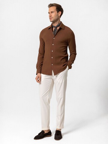 Antioch Regular Fit Langarm-Shirt in Braun