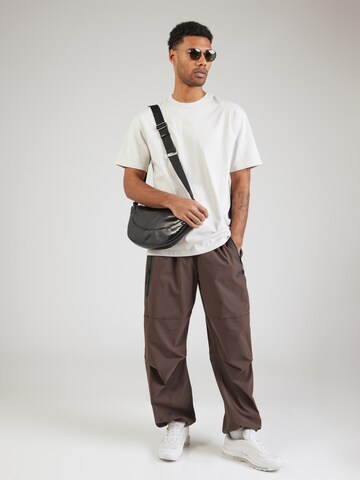 Nike Sportswear - Camiseta 'Premium Essentials' en beige