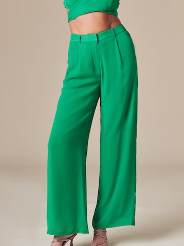 ABOUT YOU x Laura Giurcanu Wide leg Pleat-front trousers 'Carina' in Green: front