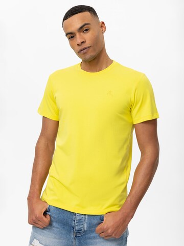 Tricou de la Daniel Hills pe galben