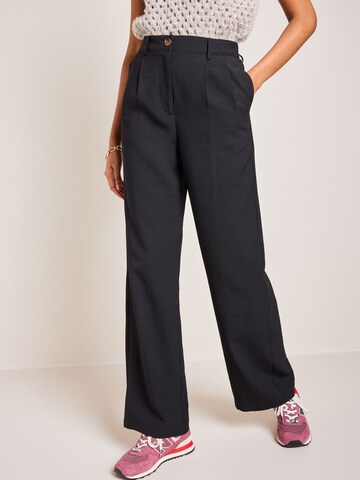 Next - Pierna ancha Pantalón plisado en negro: frente